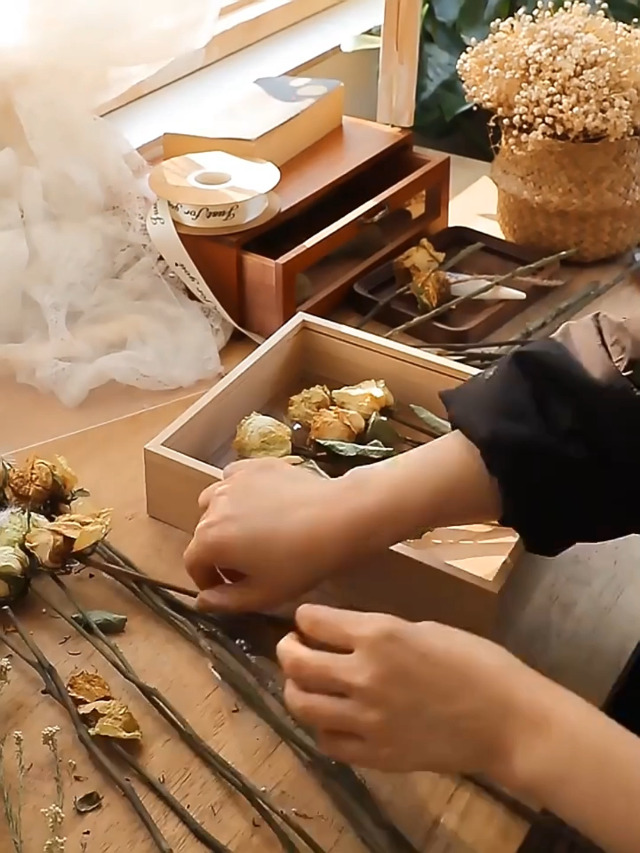 菩薩画 ガラス額縁付き 倣 菁々 鈴木其一 観音菩薩像 墨絵 絹本掛軸 Z336｜骨董店